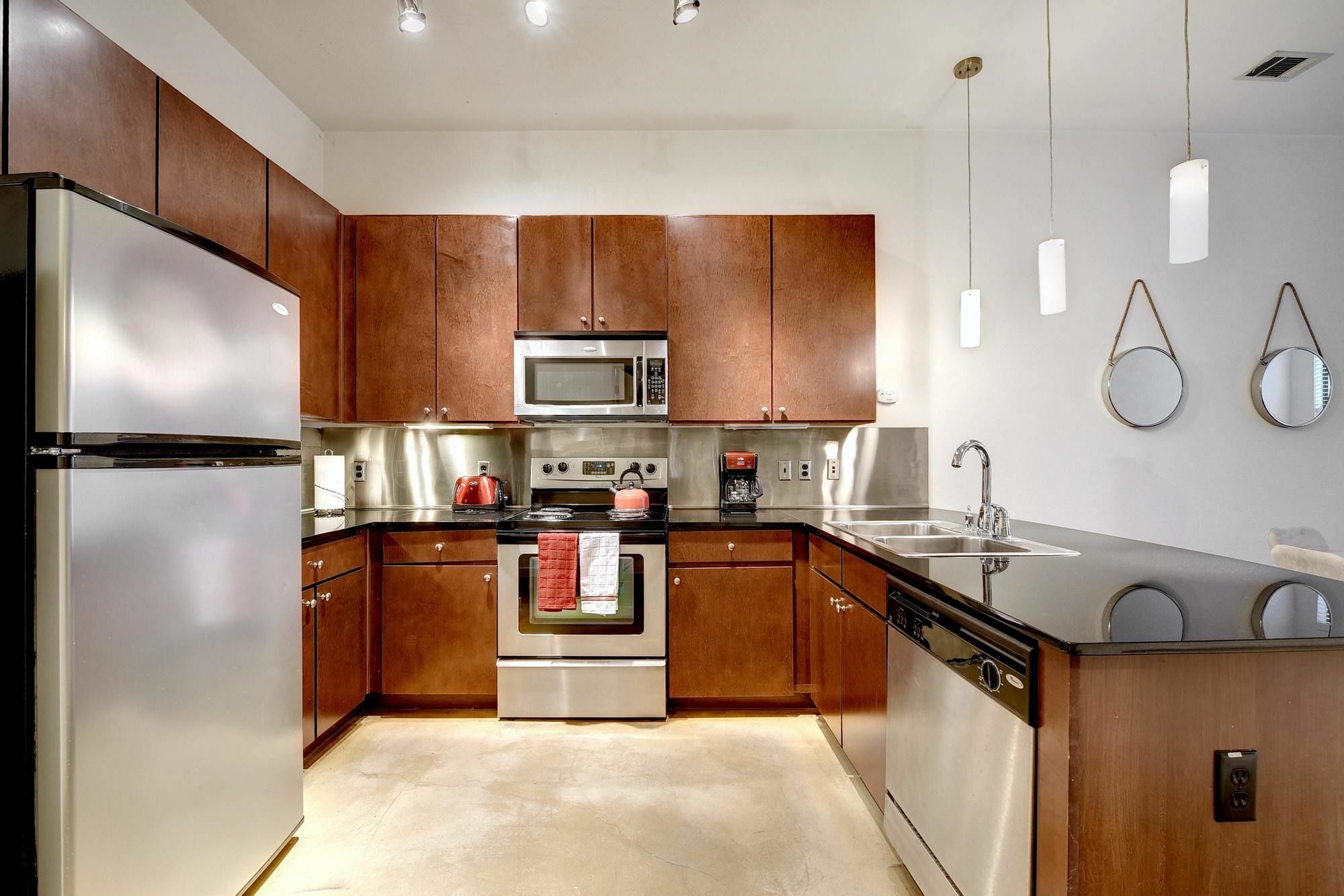 Hip Downtown Suite By Austinstays Exterior photo