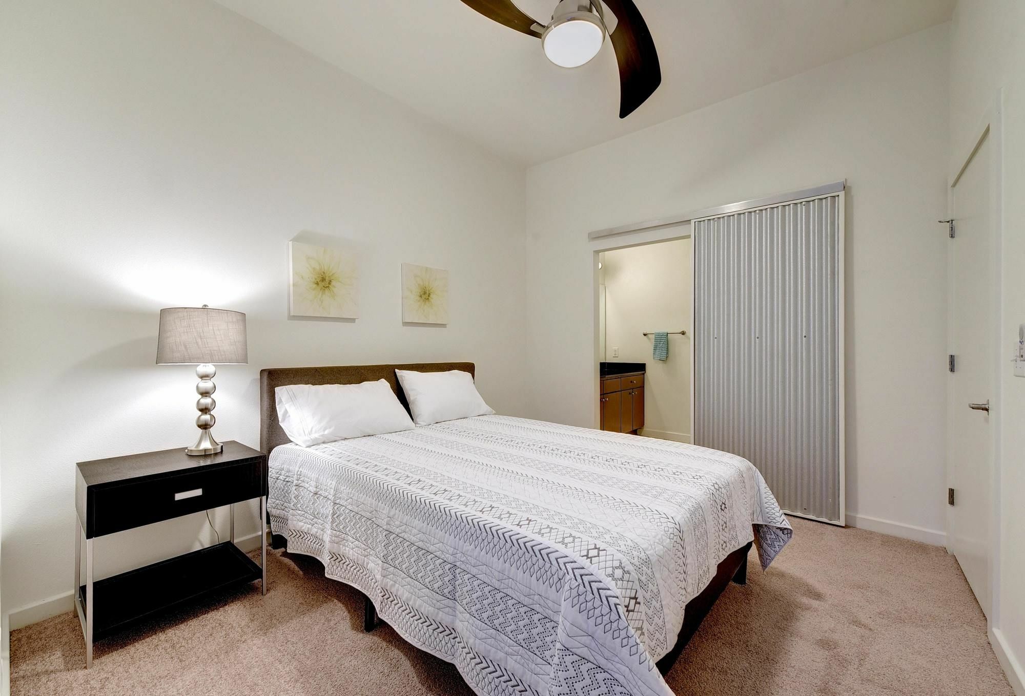 Hip Downtown Suite By Austinstays Exterior photo