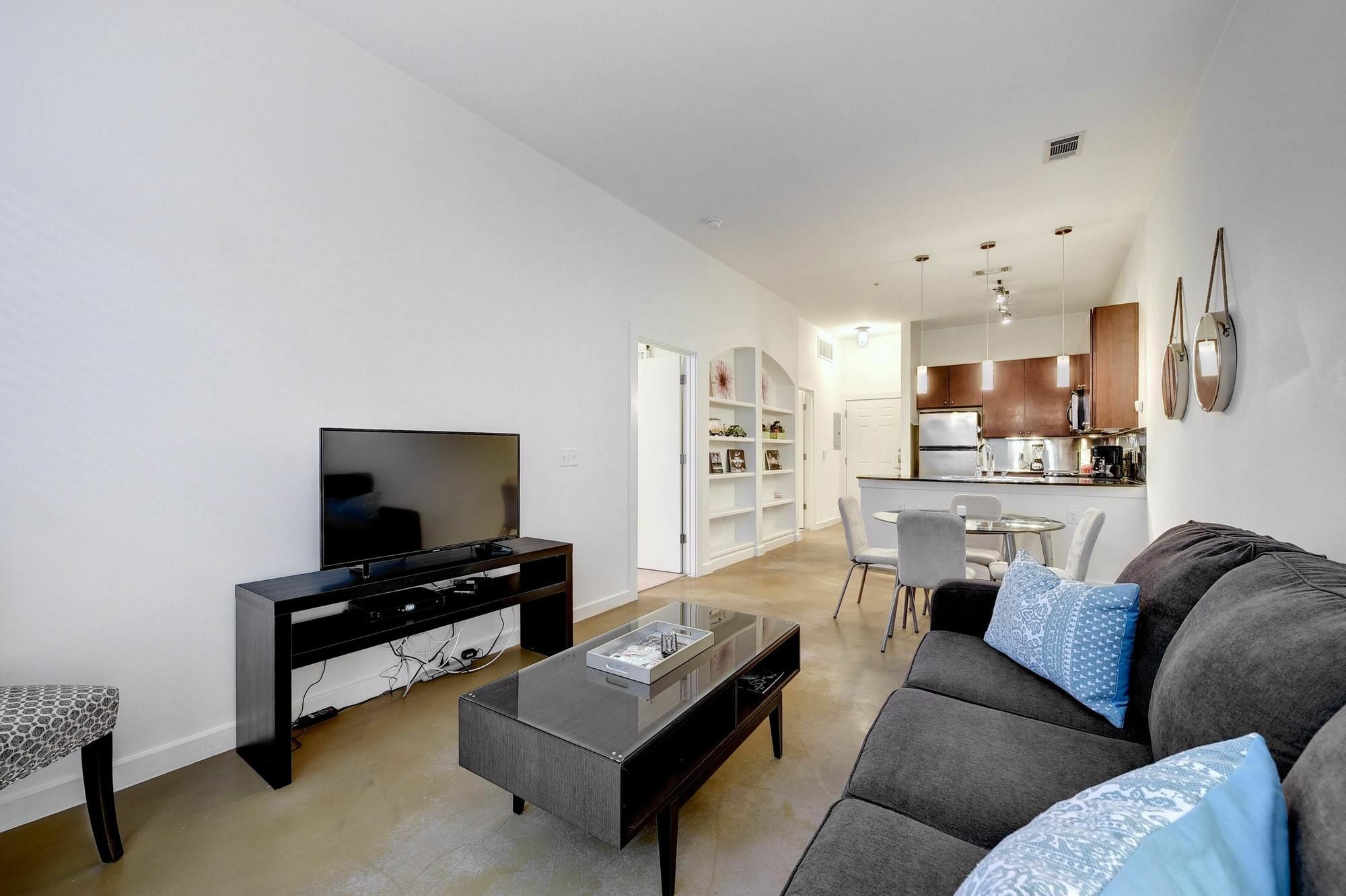 Hip Downtown Suite By Austinstays Exterior photo